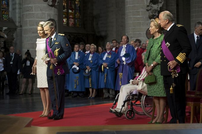 Král Albert a Paola sledují svého syna Phillipa s chotí Mathilde při mši Te Deum.