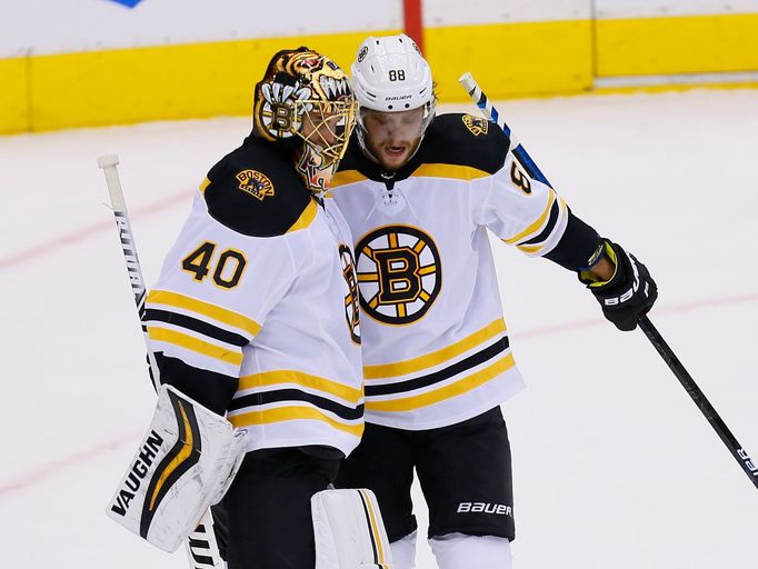 David Pastrňák a Tuukka Rask v play off NHL 2019