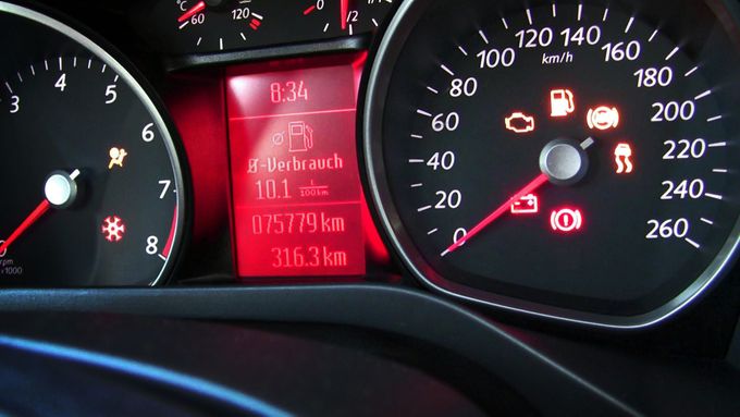 Reálná hodnota najetých km od stočené se u osobních aut v průměru liší o 130 tisíc km