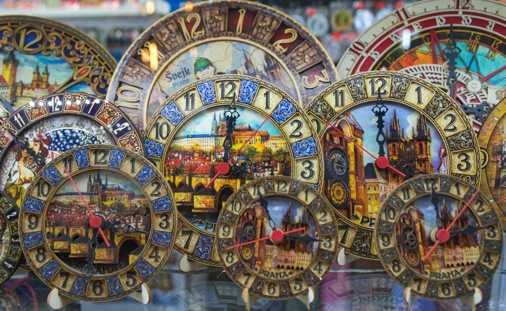 Praha Staré Město vánoce dárky turisté kýč hodiny ilustrační foto