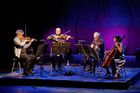 Recenze: Smyčcový Kronos Quartet na Colours dvakrát zvedl Gong ze židlí
