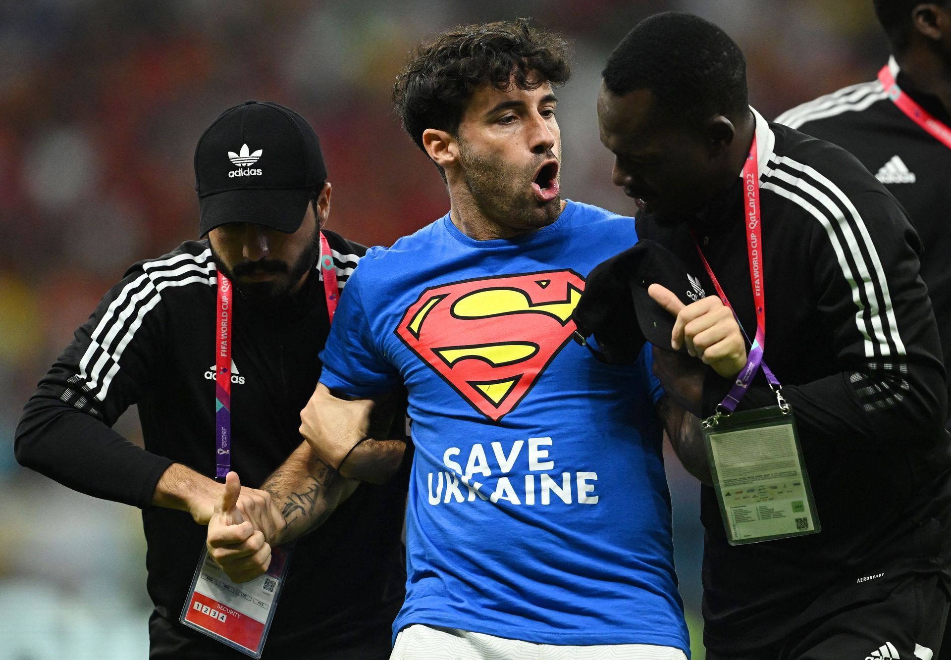 V pondělním zápase Portugalsko - Uruguay na fotbalovém Mistrovství světa v Kataru vběhl na hřiště muž v tričku Supermana a s nápisem Zachraňte Ukrajinu.