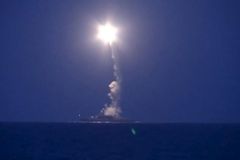 Ruské lodě poprvé odpálily rakety na Sýrii. Syrská armáda zároveň přešla do útoku