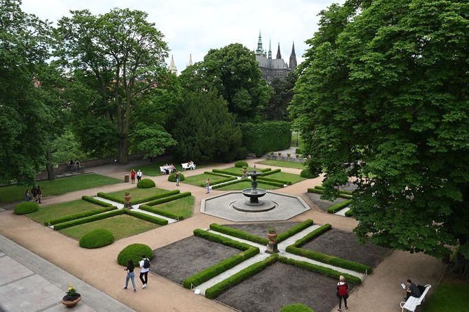Výhled na Pražský hrad a okolní zahrady z terasy Belvederu.