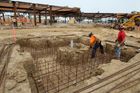 Základy hotelu byly vykopány v květnu loňského roku v areálu Legolandu ve městě Carlsbad nedaleko San Diega.