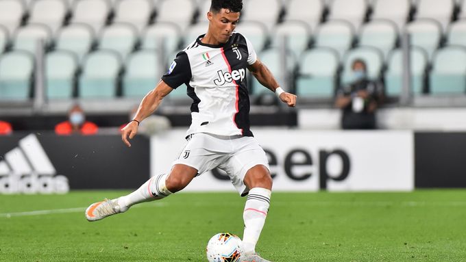 Cristiano Ronaldo proměňuje penaltu v zápase Juventus - Lazio
