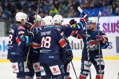 Chomutov má na dosah čtvrtfinále, Třinec srovnal sérii se Zlínem
