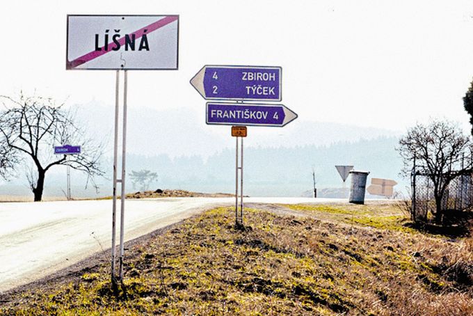 Ukazatele u obce Líšná, 23. 3. 2003. Po brutální vraždě dvou dívek zde pokračovali Kott s Kutílkem ve svém vražedném tažení směrem na Prahu.