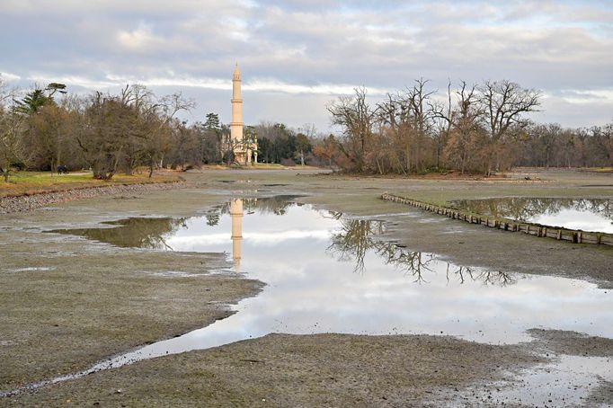 Rybník mezi zámkem Lednice a Minaretem během probíhající rekonstrukce. Národní přírodní rezervace Lednické rybníky. Rok 2023.