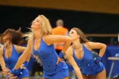 VIDEO Tanečky roztleskávaček na basketbalu v Litvě