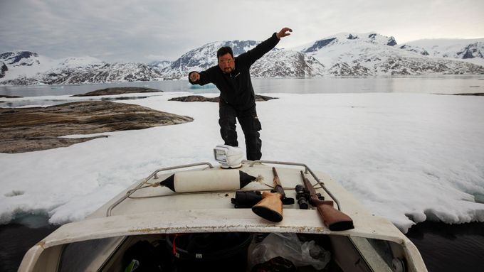Muž z Grónska při lovu.