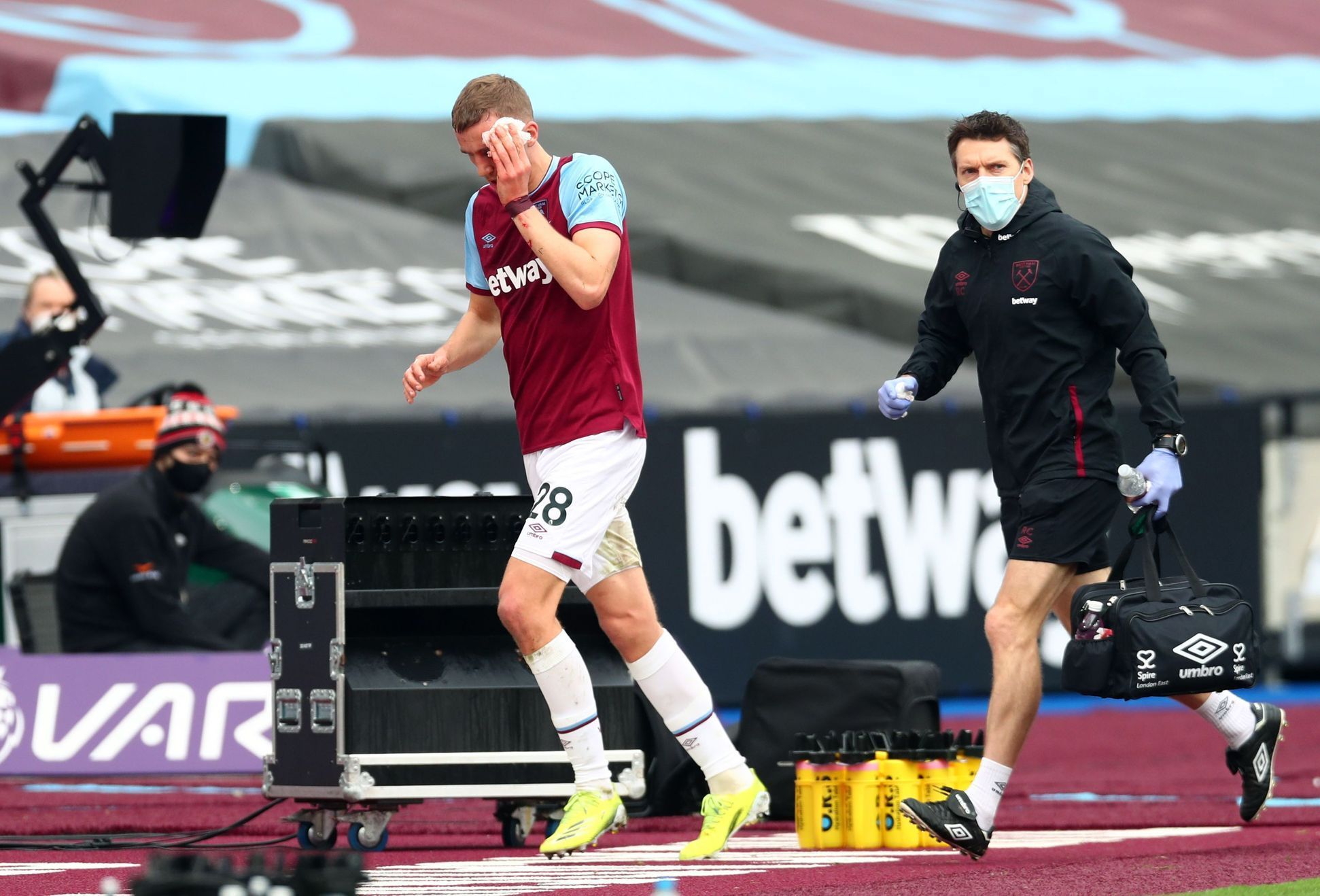 Zraněný Tomáš Souček v zápase West Ham United - Tottenham