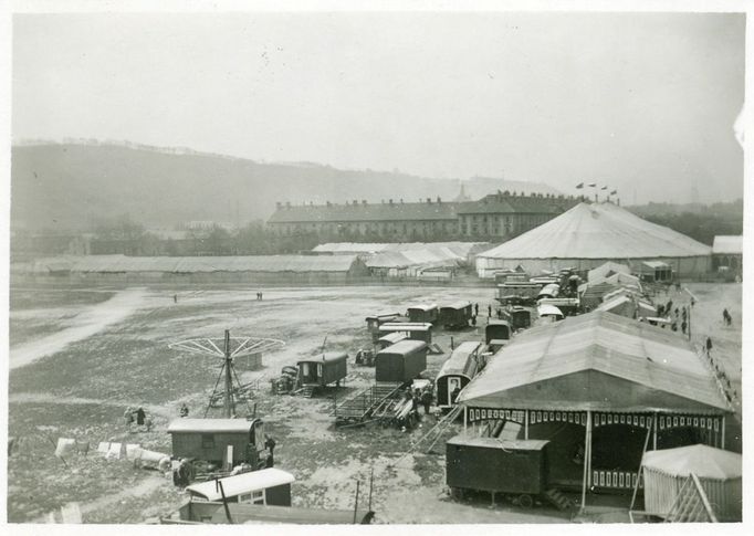 Cirkus Kludský stojící nedaleko Invalidovny (první polovina 20. století)