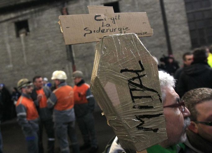 Arcelor Mittal workers from several Liege sites attend a general assembly in Liege January 28, 2013. ArcelorMittal the world's largest steel producer, plans to shut a coke plant and six finishing lines at its site in Liege Belgium, affecting 1,300 employees, the group said on last week. The sign reads, "Siderurgy Rest in peace RIP". REUTERS/Yves Herman (BELGIUM - Tags: BUSINESS CIVIL UNREST BUSINESS EMPLOYMENT) Published: Led. 28, 2013, 12:44 odp.