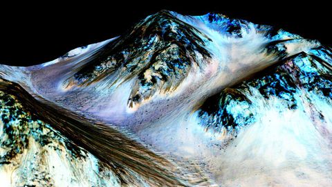 Na Marsu teče v létě poloslaná voda. Odkud se bere a bude tam i život?