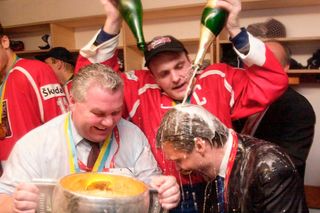 Oslavy titulu na MS 2001: Robert Reichel kropí šampaňským Reného Fasela, přihlíží František Černík.