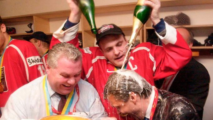 13. května 2001. Robert Reichel sprchoval Reného Fasela šampaňským a Češi vládli světovému hokeji.