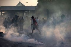 Vypukl hrozný chaos a šílenství. Svědectví z místa, kde policie rozehnala běžence slzným plynem
