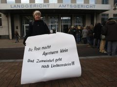 Demonstrantka před soudem v Bochumi, kde se odehrává proces z bývalý šéfem Deutsche Post Klausem Zumwinkelem.