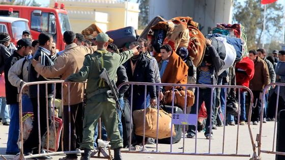 U hranic s Tunisem jsou desetitisíce uprchlíků, většinou Egypťanů