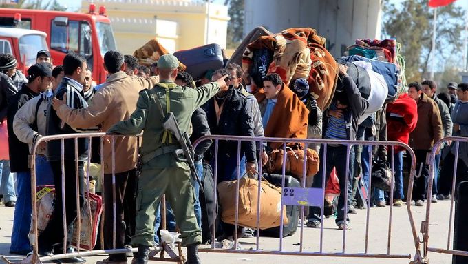 U hranic s Tunisem jsou desetitisíce uprchlíků, většinou Egypťanů