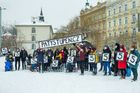 Několik desítek lidí s postižením a jejich podporovatelů se v úterý sešlo na demonstraci na pražském Klárově na Malé Straně.