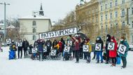 Několik desítek lidí s postižením a jejich podporovatelů se v úterý sešlo na demonstraci na pražském Klárově na Malé Straně.