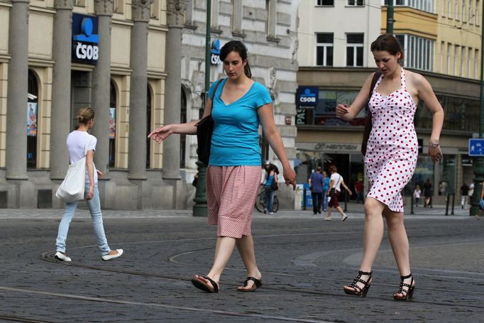 Lidé naplňovali obehraná doporučení lékařů: nejlépe pro sebe uděláte, když dvě zastávky tramvaje, které potřebujete ujet, dojdete pěšky.