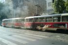 V Praze hořela tramvaj, doprava v centru stála