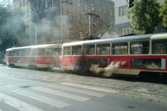 V Praze hořela tramvaj, doprava v centru stála