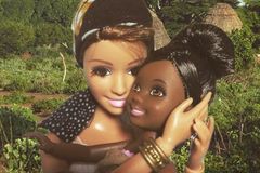 Panenka Barbie se spasitelským komplexem paroduje horlivé dobrovolníky v Africe