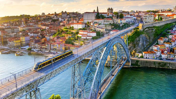Šéf pražské ČSSD těsně před koncem vlády jel do Portugalska. Cestu platí stát; Zdroj foto: iStock