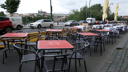 Pospíšil: Pojďme Smetanovo nábřeží uzavřít na víkend celé, předzahrádky jsou zbrklost