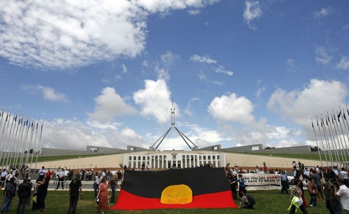 Demonstrace se odehrávala před budovou parlamentu. Canberra, Austrálie