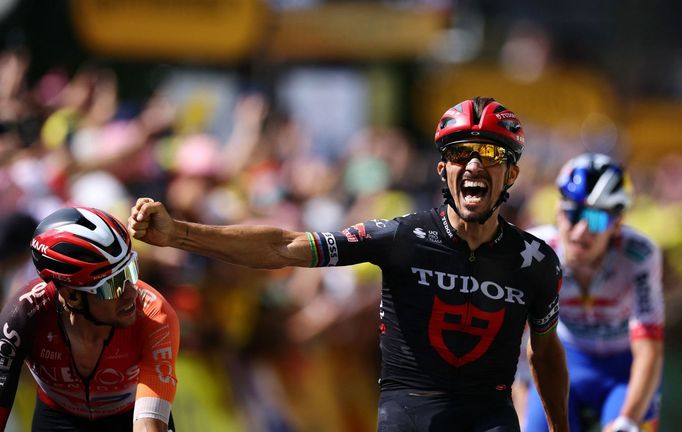 Julian Alaphilippe slaví domnělý triumf v 15. etapě Tour de France