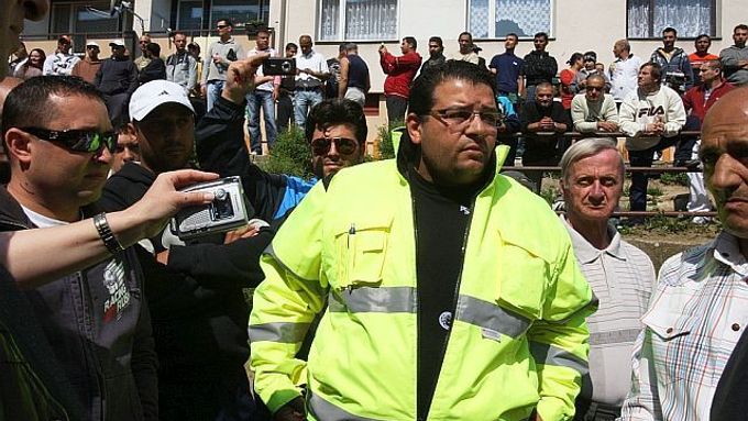 Romský aktivista Radek Drundza přesvědčuje shromážděné Romy, aby proti Dělnické straně jen skandovali. "Hlavně se nenechejte vyprovokovat!," křičí do davu