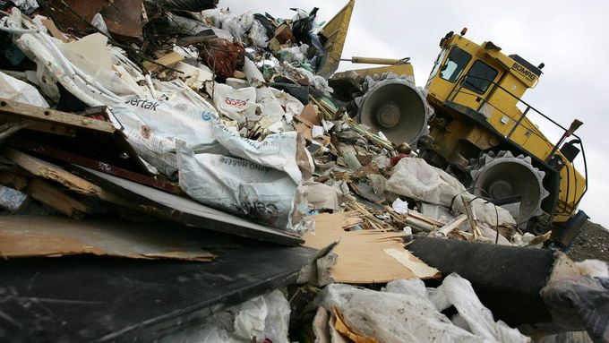 Drtivá většina nebezpečného odpadu končí na skládkách bez zpoplatnění, to už v roce 2012 potvrdil Nejvyšší kontrolní úřad, říká Vlastislav Málek.