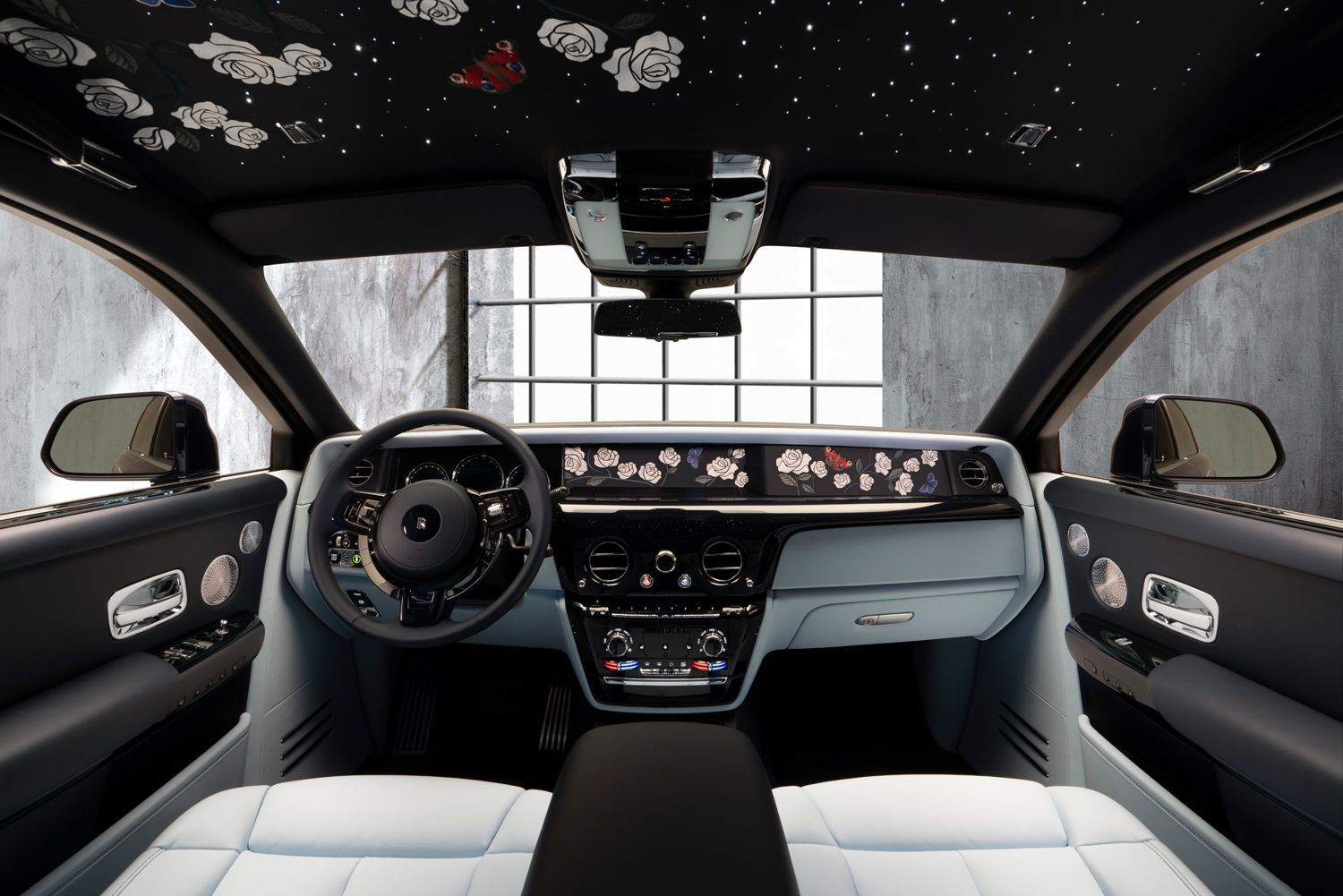 Rolls Royce Phantom Bespoke milion stehů růže výšivky