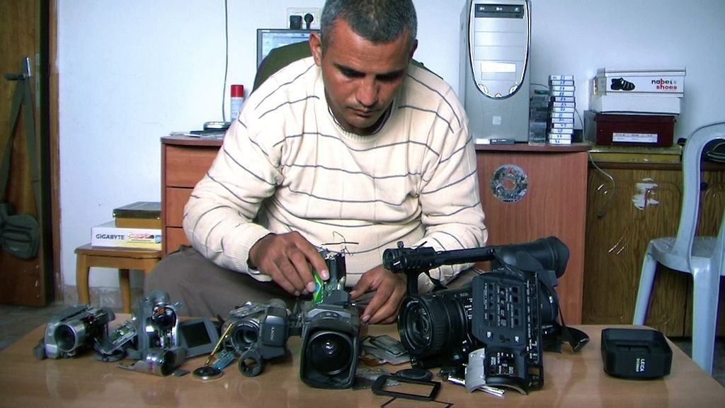 5 broken cameras - Emad Burnat
