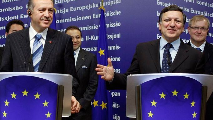 Turecký premiér Recep Tayyip Erdogan a předseda Evropské komise José Manuel Barroso na tiskové konferenci po společné schůzce v Bruselu