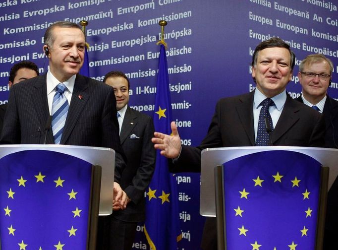 Turecký premiér Recep Tayyip Erdogan a předseda Evropské komise José Manuel Barroso na tiskové konferenci po společné schůzce v Bruselu