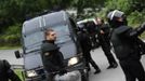 Riot police officers stand in the A-66 motorway after it was blocked by miners during a demonstration in La Cobertoria, near Oviedo, northern Spain June 20, 2012. The miners were protesting against the government's proposal to decrease funding for coal production. REUTERS/Eloy Alonso (SPAIN - Tags: CIVIL UNREST POLITICS BUSINESS EMPLOYMENT) Published: Čer. 20, 2012, 1:35 odp.