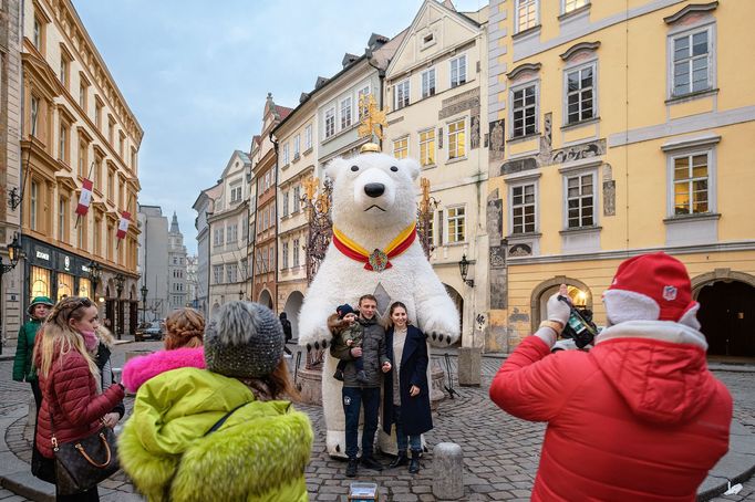 Praha chce zakázat obří masky medvědů, pand a goril