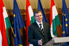 Eurokomisaři v Praze: Fráze o pokroku a žádné otázky