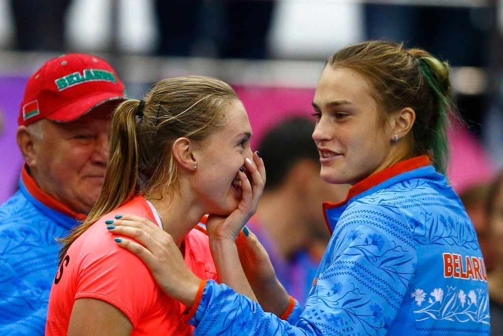 Aleksandra Sasnovičová a Aryna Sabalenková ve finále Fed Cupu