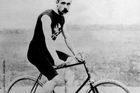Závod stvořil Henri Desgrange, cyklista, sportovní novinář vlastník deníku L’Auto. Tour zamýšlel tak, aby ji jezdci vzdávali a do cíle dorazil jediný, ten nejlepší. Nechtěl ukazovat, co všechno člověk zvládne, ale naopak demonstrovat, co už možné není – třeba i prostřednictvím extrémních porcí kilometrů či zákazu pomocí zvenčí. Závodníci museli spoléhat jen sami na sebe a dáno bylo dokonce také oblečení. Nařizoval účastníkům ukončit etapu se stejným vybavením a oděvem, v jakém ji zahájili, a to bez ohledu na podmínky na trati.