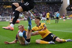 Krejčí akrobaticky přihrál na gól, ale Wolverhampton padl trefou v nastavení
