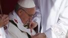 The pallium is fitted on Pope Francis during his inaugural mass in Saint Peter's Square at the Vatican, March 19, 2013. Pope Francis celebrates his inaugural mass on Tuesday among political and religious leaders from around the world and amid a wave of hope for a renewal of the scandal-plagued Roman Catholic Church. REUTERS/Stefano Rellandini (VATICAN - Tags: RELIGION POLITICS) Published: Bře. 19, 2013, 9:16 dop.