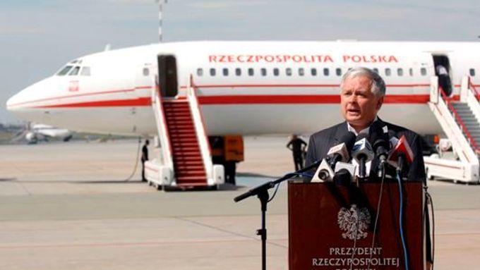 Prezident Lech Kaczyński před svým leteckým speciálem. Poslední cesta se mu stala osudnou