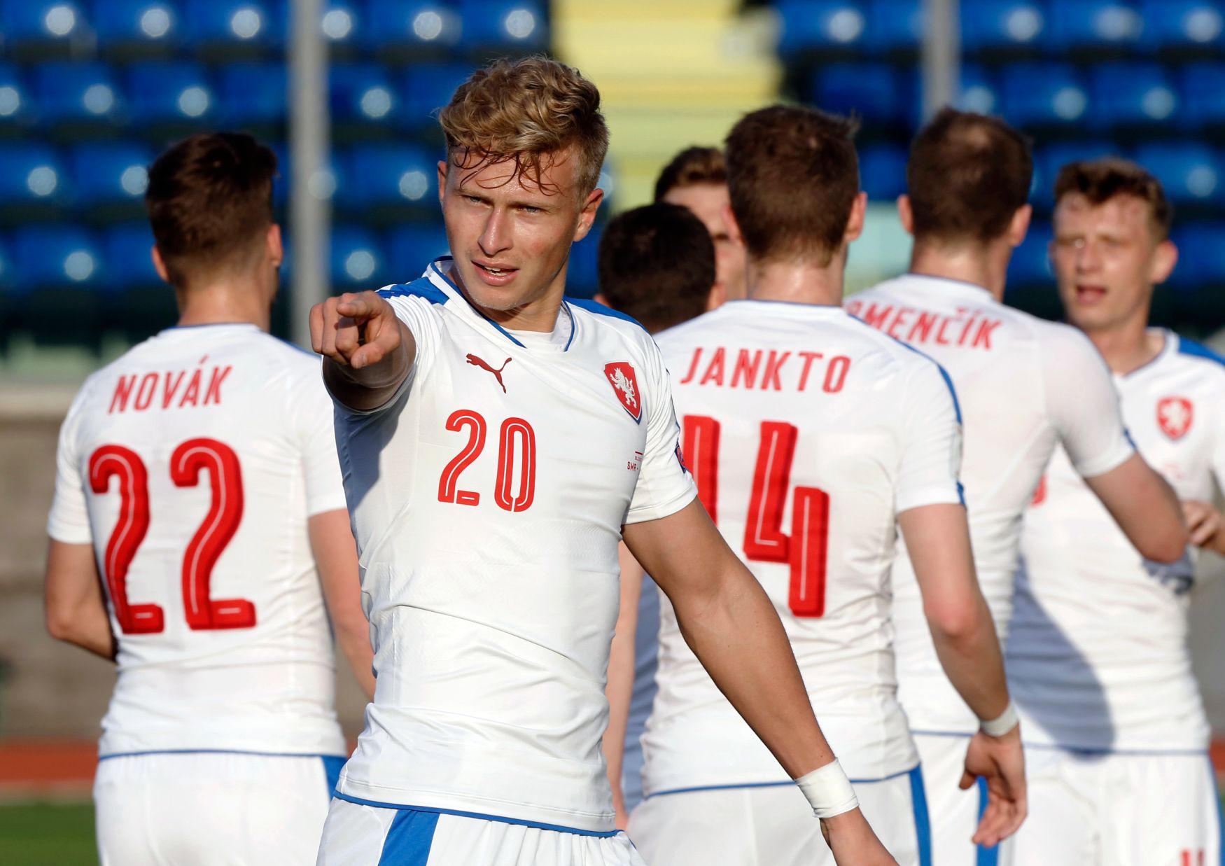 Čeští fotbalisté slaví gól do sítě San Marina